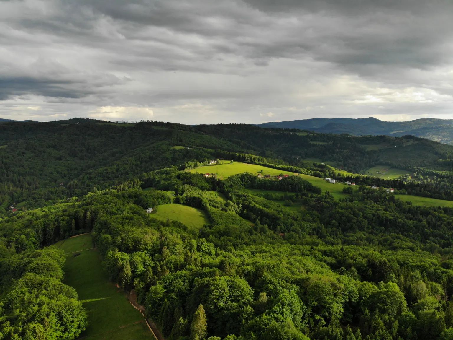 Zielone wzgórza i lasy wokół doliny Brennicy w Brennej